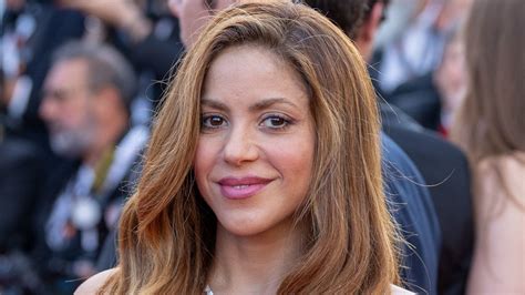 shakira sexiest photos|Shakira, 47, showcases her tiny waistline in a fringed。